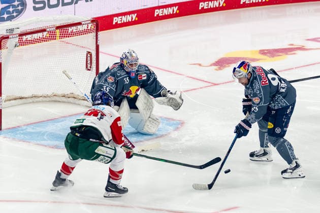 Tim Wohlgemuth (Augsburger Panther, 33) verpasst gegen Mathias Niederberger (Torwart, EHC Red Bull Muenchen, 35) und Maximilian Kastner (EHC Red Bull Muenchen, 93) GER, EHC Red Bull Muenchen vs. Augsburger Panther, DEL, Saison 2026 2027, 6. Spieltag, 04.10.2026. Foto: HMB Media Franz Feiner Copyright: HMBxMedia FranzxFeiner