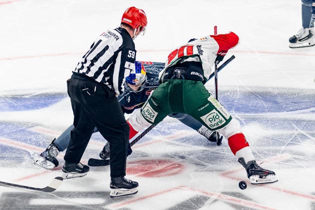 Linesperson Jonas Reinold fuehrt ein Bully Faceoff aus zwischen Lucas Thaler (EHC Red Bull Muenchen, 48) und Philipp Krauss (Augsburger Panther, 20) GER, EHC Red Bull Muenchen vs. Augsburger Panther, DEL, Saison 2026 2027, 6. Spieltag, 04.10.2026. Foto: HMB Media Franz Feiner Copyright: HMBxMedia FranzxFeiner