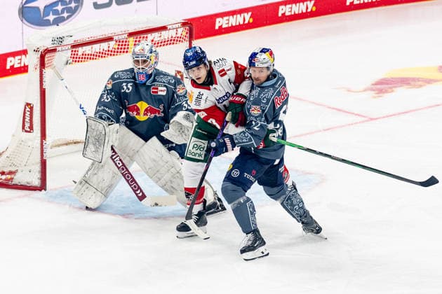 Patrick Hager (EHC Red Bull Muenchen, 52) verteidigt gegen Tim Wohlgemuth (Augsburger Panther, 33) vor dem Tor von Mathias Niederberger (Torwart, EHC Red Bull Muenchen, 35) GER, EHC Red Bull Muenchen vs. Augsburger Panther, DEL, Saison 2026 2027, 6. Spieltag, 04.10.2026. Foto: HMB Media Franz Feiner Copyright: HMBxMedia FranzxFeiner
