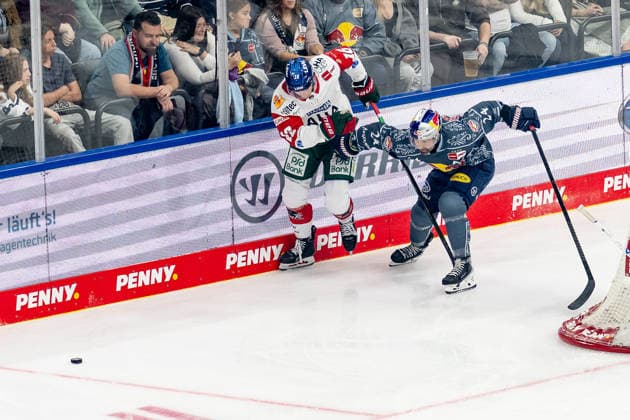 Kampf um den Puck Zweikampf zwischen Cameron Wright (Augsburger Panther, 16) und Ryan Murphy (EHC Red Bull Muenchen, 24) GER, EHC Red Bull Muenchen vs. Augsburger Panther, DEL, Saison 2026 2027, 6. Spieltag, 04.10.2026. Foto: HMB Media Franz Feiner Copyright: HMBxMedia FranzxFeiner