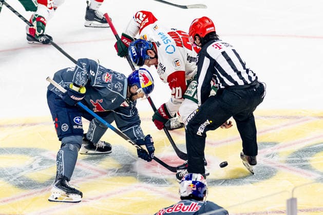 Bully Faceoff zwischen Tobias Rieder (EHC Red Bull Muenchen, 08) und Philipp Krauss (Augsburger Panther, 20) GER, EHC Red Bull Muenchen vs. Augsburger Panther, DEL, Saison 2026 2027, 6. Spieltag, 04.10.2026. Foto: HMB Media Franz Feiner Copyright: HMBxMedia FranzxFeiner