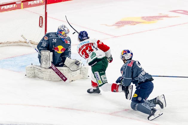 Tim Wohlgemuth (Augsburger Panther, 33) scheitert gegen Mathias Niederberger (Torwart, EHC Red Bull Muenchen, 35) und Moritz Warnecke (EHC Red Bull Muenchen, 09) GER, EHC Red Bull Muenchen vs. Augsburger Panther, DEL, Saison 2026 2027, 6. Spieltag, 04.10.2026. Foto: HMB Media Franz Feiner Copyright: HMBxMedia FranzxFeiner