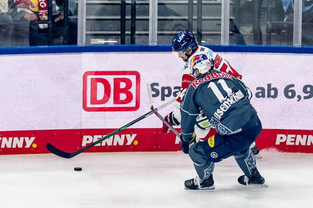 Kampf um den Puck Zweikampf zwischen Felix Scheel (Augsburger Panther, 54) und Markus Eisenschmid (EHC Red Bull Muenchen, 11) GER, EHC Red Bull Muenchen vs. Augsburger Panther, DEL, Saison 2026 2027, 6. Spieltag, 04.10.2026. Foto: HMB Media Franz Feiner Copyright: HMBxMedia FranzxFeiner