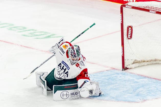 Tobias Ancicka (Torwart, Augsburger Panther, 45) faengt einen Puck GER, EHC Red Bull Muenchen vs. Augsburger Panther, DEL, Saison 2026 2027, 6. Spieltag, 04.10.2026. Foto: HMB Media Franz Feiner Copyright: HMBxMedia FranzxFeiner