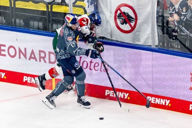Kampf um den Puck Zweikampf zwischen Brady Ferguson (EHC Red Bull Muenchen, 12) und Ryan Button (Augsburger Panther, 55) GER, EHC Red Bull Muenchen vs. Augsburger Panther, DEL, Saison 2026 2027, 6. Spieltag, 04.10.2026. Foto: HMB Media Franz Feiner Copyright: HMBxMedia FranzxFeiner