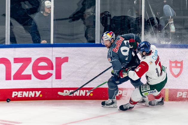 Kampf um den Puck Zweikampf zwischen Maximilian Kastner (EHC Red Bull Muenchen, 93) und Donald D.J. Busdeker (Augsburger Panther, 14) GER, EHC Red Bull Muenchen vs. Augsburger Panther, DEL, Saison 2026 2027, 6. Spieltag, 04.10.2026. Foto: HMB Media Franz Feiner Copyright: HMBxMedia FranzxFeiner