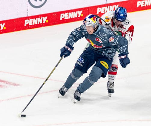 Kampf um den Puck Zweikampf zwischen Elis Hede (EHC Red Bull Muenchen, 10) und Philipp Krauss (Augsburger Panther, 20) GER, EHC Red Bull Muenchen vs. Augsburger Panther, DEL, Saison 2026 2027, 6. Spieltag, 04.10.2026. Foto: HMB Media Franz Feiner Copyright: HMBxMedia FranzxFeiner