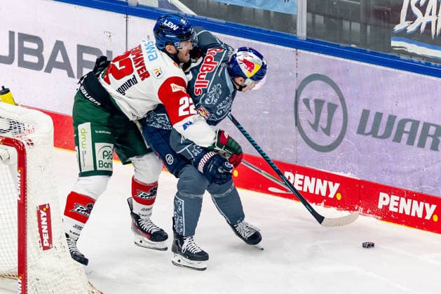 Kampf um den Puck Zweikampf zwischen Noel Hoefenmayer (Augsburger Panther, 22) und Dominik Kahun (EHC Red Bull Muenchen, 21) GER, EHC Red Bull Muenchen vs. Augsburger Panther, DEL, Saison 2026 2027, 6. Spieltag, 04.10.2026. Foto: HMB Media Franz Feiner Copyright: HMBxMedia FranzxFeiner