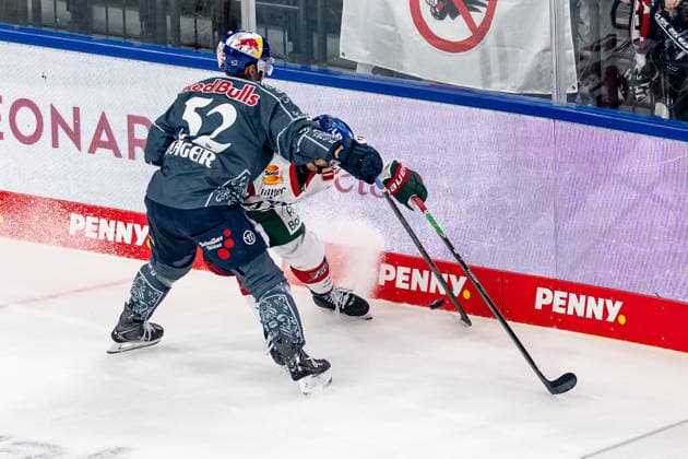 Kampf um den Puck Zweikampf zwischen Patrick Hager (EHC Red Bull Muenchen, 52) und Cameron Wright (Augsburger Panther, 16) GER, EHC Red Bull Muenchen vs. Augsburger Panther, DEL, Saison 2026 2027, 6. Spieltag, 04.10.2026. Foto: HMB Media Franz Feiner Copyright: HMBxMedia FranzxFeiner