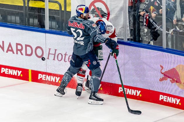 Kampf um den Puck Zweikampf zwischen Patrick Hager (EHC Red Bull Muenchen, 52) und Cameron Wright (Augsburger Panther, 16) GER, EHC Red Bull Muenchen vs. Augsburger Panther, DEL, Saison 2026 2027, 6. Spieltag, 04.10.2026. Foto: HMB Media Franz Feiner Copyright: HMBxMedia FranzxFeiner