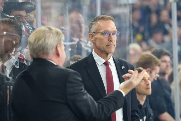 Chef-Trainer Bill Peters (Augsburger Panther) und Co-Trainer Gerry Fleming (Augsburger Panther), EHC Red Bull Muenchen vs. Augsburger Panther, 6. Spieltag, Eishockey, Penny-DEL, 03.10.2026 Muenchen Bayern Deutschland