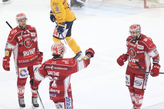 Sahnpark Crimmitschau 04.10.2026 Saison 2026 27 Eishockey 2. Bundesliga Hauptrunde Spiel 6 Kunsteisstadion Sachsen Sachsenderby Derby Eispiraten Eispiraten - Lausitzer Füchse Denis Shevyrin 75 EPC erzielt das 2:1 Jubel mit Mirko Sacher 21 und Noah Garthe 71 Mitte alle EPC Crimmitschau Sachsen Germany