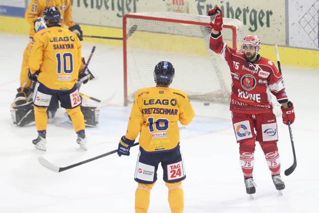 Sahnpark Crimmitschau 04.10.2026 Saison 2026 27 Eishockey 2. Bundesliga Hauptrunde Spiel 6 Kunsteisstadion Sachsen Sachsenderby Derby Eispiraten Eispiraten - Lausitzer Füchse Denis Shevyrin 75 EPC erzielt das 2:1 Jubel Crimmitschau Sachsen Germany