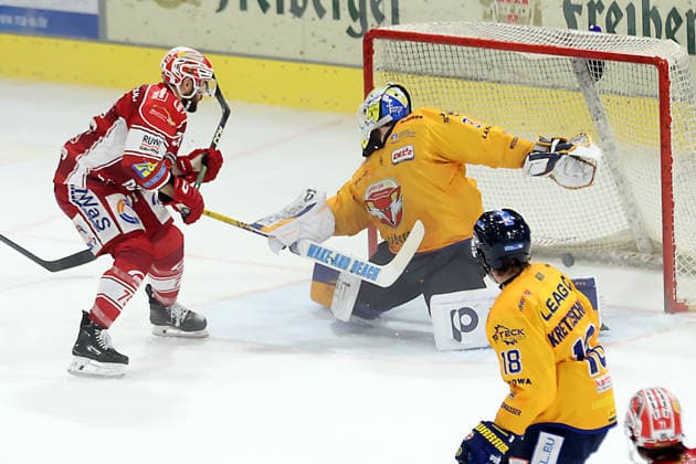 Sahnpark Crimmitschau 04.10.2026 Saison 2026 27 Eishockey 2. Bundesliga Hauptrunde Spiel 6 Kunsteisstadion Sachsen Sachsenderby Derby Eispiraten Eispiraten - Lausitzer Füchse Denis Shevyrin 75 EPC erzielt das 2:1 - Anthony Morrone im Füchse Tor hält nicht Crimmitschau Sachsen Germany