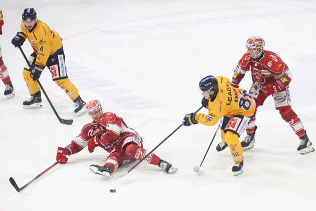 Sahnpark Crimmitschau 04.10.2026 Saison 2026 27 Eishockey 2. Bundesliga Hauptrunde Spiel 6 Kunsteisstadion Sachsen Sachsenderby Derby Eispiraten Eispiraten - Lausitzer Füchse Nikita Knaus Füchse gelb Nikolas Biggins EPC rot dahinter Emil Quaas 20 EPC gelb auf dem Eis fast liegend Brett Humberstone Füchse 4 links Crimmitschau Sachsen Germany