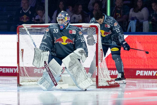 Mathias Niederberger (Torwart, EHC Red Bull Muenchen, 35) und Brady Ferguson (EHC Red Bull Muenchen, 12) im Scheinwerferlicht vor Beginn der Partie GER, EHC Red Bull Muenchen vs. Augsburger Panther, DEL, Saison 2026 2027, 6. Spieltag, 04.10.2026. Foto: HMB Media Heike Feiner Copyright: HMBxMedia HeikexFeiner