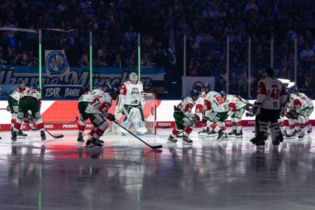 Die Augsburger Spieler schwoeren sich um Tobias Ancicka (Torwart, Augsburger Panther, 45) auf die anstehende Partie ein GER, EHC Red Bull Muenchen vs. Augsburger Panther, DEL, Saison 2026 2027, 6. Spieltag, 04.10.2026. Foto: HMB Media Heike Feiner Copyright: HMBxMedia HeikexFeiner