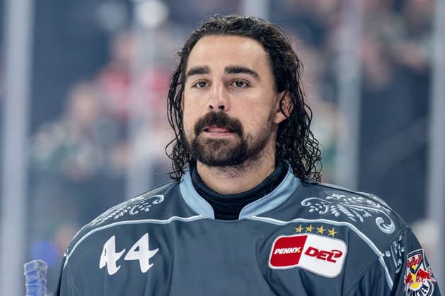 Trevor Carrick (EHC Red Bull Muenchen, 44) bei den Starting Six Portrait Portraet GER, EHC Red Bull Muenchen vs. Augsburger Panther, DEL, Saison 2026 2027, 6. Spieltag, 04.10.2026. Foto: HMB Media Heike Feiner Copyright: HMBxMedia HeikexFeiner