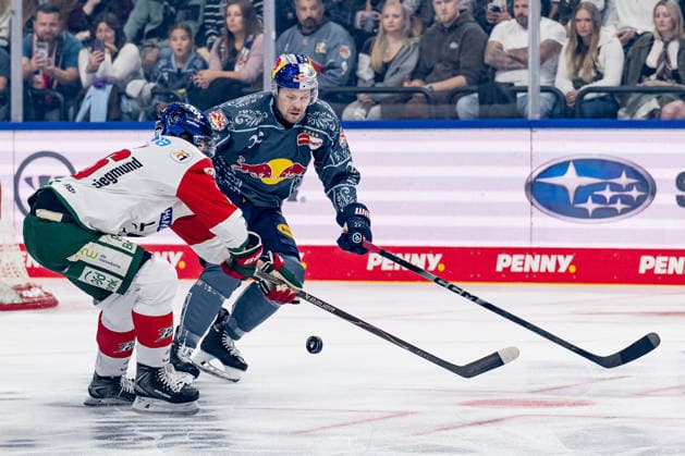 Kampf um den Puck Zweikampf zwischen Alexander Blank (Augsburger Panther, 26) und Ville Pokka (EHC Red Bull Muenchen, 22) GER, EHC Red Bull Muenchen vs. Augsburger Panther, DEL, Saison 2026 2027, 6. Spieltag, 04.10.2026. Foto: HMB Media Heike Feiner Copyright: HMBxMedia HeikexFeiner