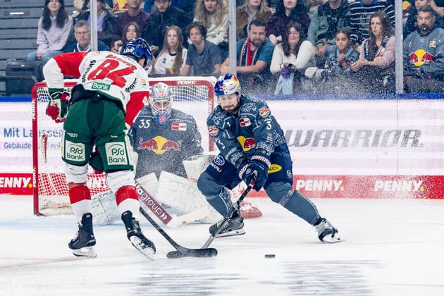 Lukas Klok (EHC Red Bull Muenchen, 03) verteidigt gegen Trevor Parkes (Augsburger Panther, 84) GER, EHC Red Bull Muenchen vs. Augsburger Panther, DEL, Saison 2026 2027, 6. Spieltag, 04.10.2026. Foto: HMB Media Heike Feiner Copyright: HMBxMedia HeikexFeiner