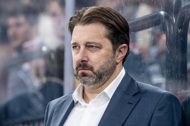 Oliver David (Chef-Trainer, EHC Red Bull Muenchen) ist nach seinem krankheitsbedingten Ausfall in der letzten Woche nun wieder hinter der Bande Portrait Portraet GER, EHC Red Bull Muenchen vs. Augsburger Panther, DEL, Saison 2026 2027, 6. Spieltag, 04.10.2026. Foto: HMB Media Heike Feiner Copyright: HMBxMedia HeikexFeiner
