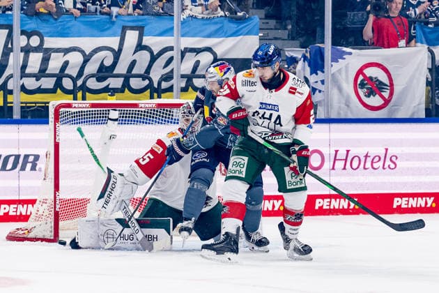 Tobias Rieder (EHC Red Bull Muenchen, 08) verpasst hier knapp gegen Tobias Ancicka (Torwart, Augsburger Panther, 45) und Maximilian Gloetzl (Augsburger Panther, 21) GER, EHC Red Bull Muenchen vs. Augsburger Panther, DEL, Saison 2026 2027, 6. Spieltag, 04.10.2026. Foto: HMB Media Heike Feiner Copyright: HMBxMedia HeikexFeiner
