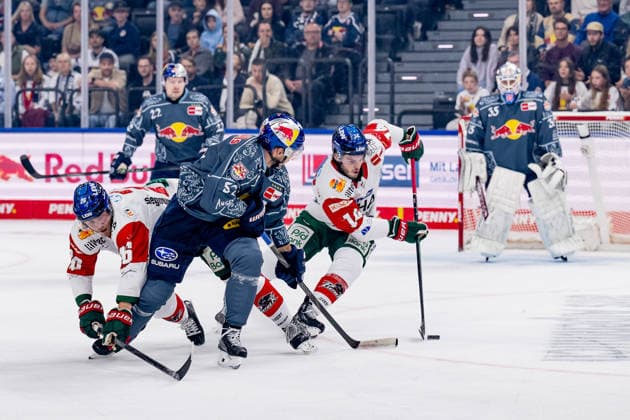 Kampf um den Puck von Patrick Hager (EHC Red Bull Muenchen, 52) mit Alexander Blank (Augsburger Panther, 26) und Donald D.J. Busdeker (Augsburger Panther, 14) GER, EHC Red Bull Muenchen vs. Augsburger Panther, DEL, Saison 2026 2027, 6. Spieltag, 04.10.2026. Foto: HMB Media Heike Feiner Copyright: HMBxMedia HeikexFeiner