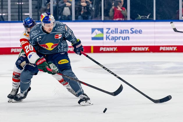 Kampf um den Puck Zweikampf zwischen Philipp Krauss (Augsburger Panther, 20) und Ville Pokka (EHC Red Bull Muenchen, 22) GER, EHC Red Bull Muenchen vs. Augsburger Panther, DEL, Saison 2026 2027, 6. Spieltag, 04.10.2026. Foto: HMB Media Heike Feiner Copyright: HMBxMedia HeikexFeiner