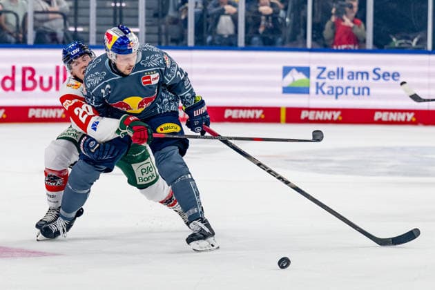 Kampf um den Puck Zweikampf zwischen Philipp Krauss (Augsburger Panther, 20) und Ville Pokka (EHC Red Bull Muenchen, 22) GER, EHC Red Bull Muenchen vs. Augsburger Panther, DEL, Saison 2026 2027, 6. Spieltag, 04.10.2026. Foto: HMB Media Heike Feiner Copyright: HMBxMedia HeikexFeiner