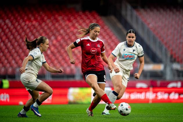 04.10.2026, GER, Fussball, Frauen, Google Pixel 1. Bundesliga, Saison 2026 2027, 5. Spieltag, 1. FC Nürnberg vs. TSG 1899 Hoffenheim Laura Miller ( FC Nürnberg, 9 ) im Zweikampf mit Svenja Fölmli ( TSG Hoffenheim, 19 ) DFB DFL regulations prohibit any use of photographs as image sequences and or quasi-video Nürnberg Max-Morlock-Stadion Bayern Deutschland Copyright: xNordphoto Memmlerx