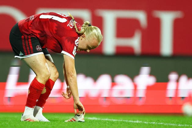 Football Women german Bundesliga 2026 - 2027 1.FC Nurnberg-TSG Hoffenheim Bednorz Keira of FCN loses a shoe during the Women German Bundesliga 2026 - 2027 football match between 1.FC Nurnberg and TSG Hoffenheim at Max Morlock Stadium in Nuremberg , Bayern , Germany . October 04th , 2026 Photo by Davide Elias Copyright: xDavidexEliasx