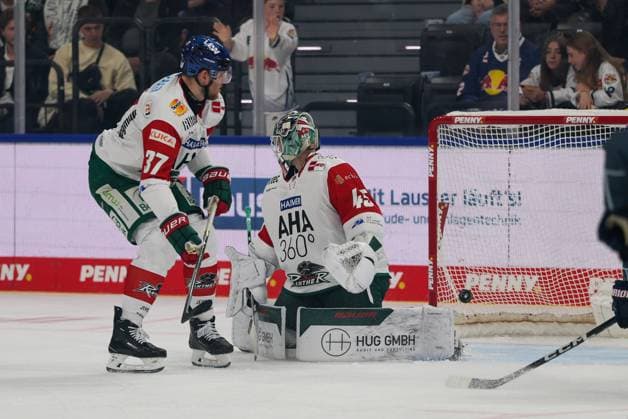 Tobias Ancicka 45 (Augsburger Panther) bekommt das Tor zum 1:0, EHC Red Bull Muenchen vs. Augsburger Panther, 6. Spieltag, Eishockey, Penny-DEL, 03.10.2026 Muenchen Bayern Deutschland