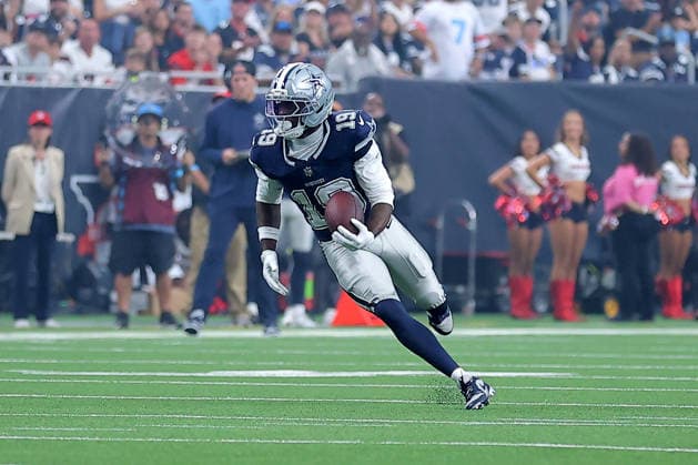 October 4, 2026, Houston, Texas, U.S: Dallas Cowboys wide receiver Ryan Flournoy (19) carries the ball upfield after a catch during the first quarter of the NFL, American Football Herren, USA regular season game between the Houston Texans and the Dallas Cowboys at Reliant Stadium in Houston, TX on October 4, 2026. Houston U.S - ZUMAw137 20261004_aap_w137_024 Copyright: xErikxWilliamsx