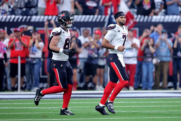 October 4, 2026, Houston, Texas, U.S: Houston Texans tight end Dalton Schultz (86) and quarterback C.J. Stroud (7) enter the field during pregame introductions prior to the NFL, American Football Herren, USA regular season game between the Houston Texans and the Dallas Cowboys at Reliant Stadium in Houston, TX on October 4, 2026. Houston U.S - ZUMAw137 20261004_aap_w137_029 Copyright: xErikxWilliamsx