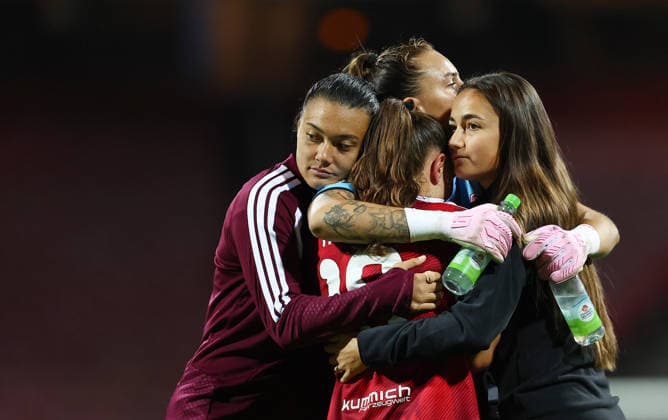 Football Women german Bundesliga 2026 - 2027 1.FC Nurnberg-TSG Hoffenheim Team mates are comforting Homann Sanja of FCN at the end of the Women German Bundesliga 2026 - 2027 football match between 1.FC Nurnberg and TSG Hoffenheim at Max Morlock Stadium in Nuremberg , Bayern , Germany . October 04th , 2026 Photo by Davide Elias Copyright: xDavidexEliasx