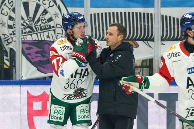 Luke Toporowski 77 (Augsburger Panther) ist am Kinn verletzt, EHC Red Bull Muenchen vs. Augsburger Panther, 6. Spieltag, Eishockey, Penny-DEL, 03.10.2026 Muenchen Bayern Deutschland