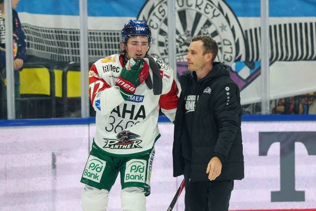 Luke Toporowski 77 (Augsburger Panther) ist am Kinn verletzt, EHC Red Bull Muenchen vs. Augsburger Panther, 6. Spieltag, Eishockey, Penny-DEL, 03.10.2026 Muenchen Bayern Deutschland