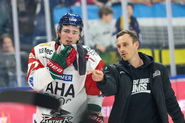 Luke Toporowski 77 (Augsburger Panther) ist am Kinn verletzt, EHC Red Bull Muenchen vs. Augsburger Panther, 6. Spieltag, Eishockey, Penny-DEL, 03.10.2026 Muenchen Bayern Deutschland