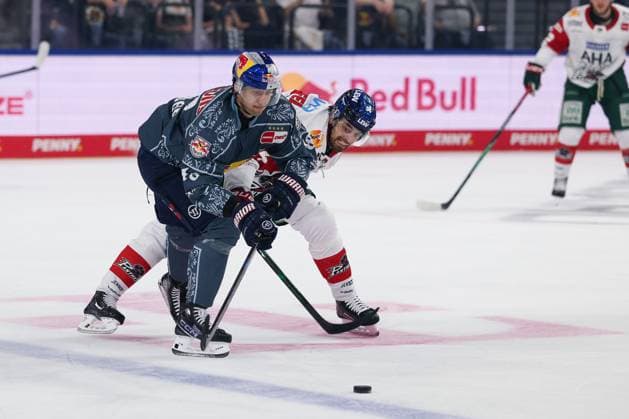 im Zweikampf, Aktion, mit Lucas Thaler 48 (EHC Red Bull Muenchen), Felix Scheel 54 (Augsburger Panther), EHC Red Bull Muenchen vs. Augsburger Panther, 6. Spieltag, Eishockey, Penny-DEL, 03.10.2026 Muenchen Bayern Deutschland