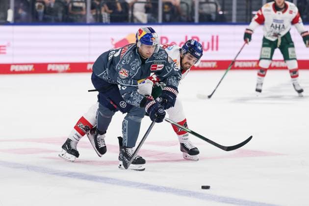 im Zweikampf, Aktion, mit Lucas Thaler 48 (EHC Red Bull Muenchen), Felix Scheel 54 (Augsburger Panther), EHC Red Bull Muenchen vs. Augsburger Panther, 6. Spieltag, Eishockey, Penny-DEL, 03.10.2026 Muenchen Bayern Deutschland