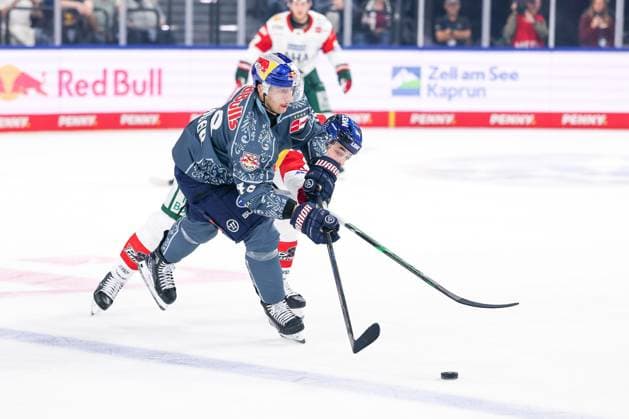im Zweikampf, Aktion, mit Lucas Thaler 48 (EHC Red Bull Muenchen), Felix Scheel 54 (Augsburger Panther), EHC Red Bull Muenchen vs. Augsburger Panther, 6. Spieltag, Eishockey, Penny-DEL, 03.10.2026 Muenchen Bayern Deutschland