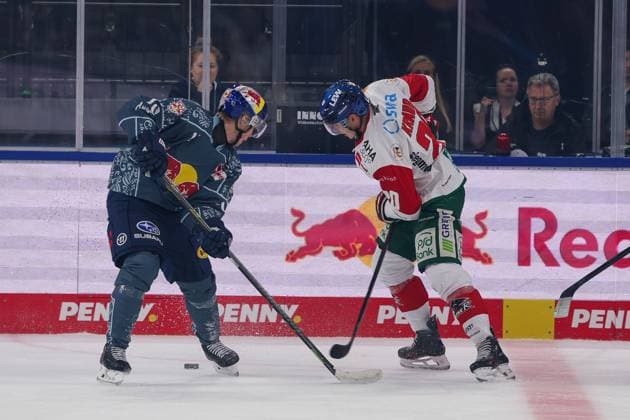 im Zweikampf, Aktion, mit Elis Hede 10 (EHC Red Bull Muenchen), Philipp Krauss 20 (Augsburger Panther), EHC Red Bull Muenchen vs. Augsburger Panther, 6. Spieltag, Eishockey, Penny-DEL, 03.10.2026 Muenchen Bayern Deutschland