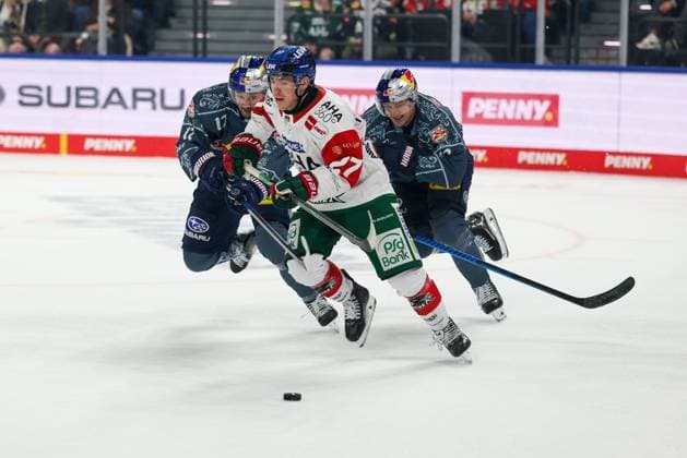 im Zweikampf, Aktion, mit Kyle Mayhew 27 (Augsburger Panther), Taro Hirose 17 (EHC Red Bull Muenchen), EHC Red Bull Muenchen vs. Augsburger Panther, 6. Spieltag, Eishockey, Penny-DEL, 03.10.2026 Muenchen Bayern Deutschland