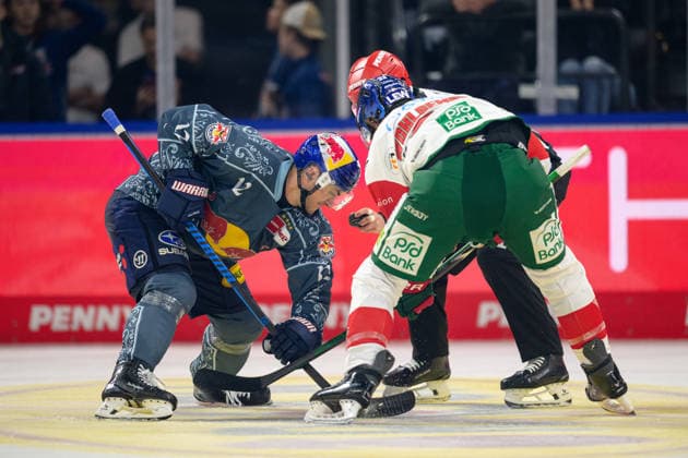 Eishockey, DEL, 20261004, EHC Red Bull München - Augbsburger Panther. Im Bild, v.l. Brady Ferguson (München, 12) und Tim Wohlgemuth (Augsburg, 33). München SAP-Garden Bayern Deutschland Copyright: Passion2Press MarkusxFischerx