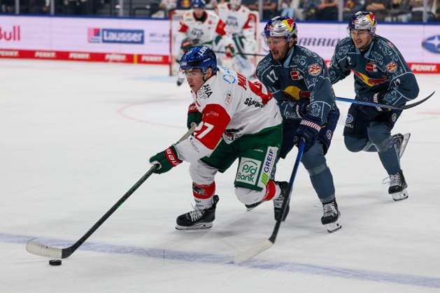 im Zweikampf, Aktion, mit Kyle Mayhew 27 (Augsburger Panther), Taro Hirose 17 (EHC Red Bull Muenchen), EHC Red Bull Muenchen vs. Augsburger Panther, 6. Spieltag, Eishockey, Penny-DEL, 03.10.2026 Muenchen Bayern Deutschland