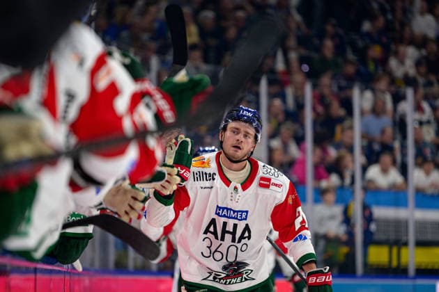 Eishockey, DEL, 20261004, EHC Red Bull München - Augbsburger Panther. Im Bild Tor 1:1, Alexander Blank (Augsburg, 26). München SAP-Garden Bayern Deutschland Copyright: Passion2Press MarkusxFischerx