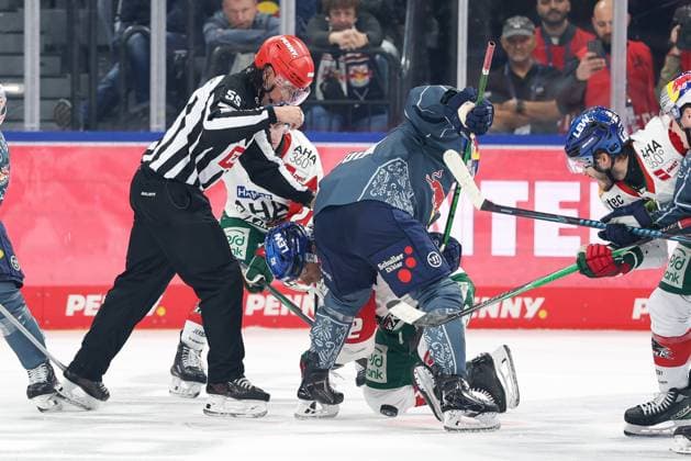 Bully, Dominik Kahun 21 (EHC Red Bull Muenchen), Enrico Henriquez-Morales 52 (Augsburger Panther), EHC Red Bull Muenchen vs. Augsburger Panther, 6. Spieltag, Eishockey, Penny-DEL, 03.10.2026 Muenchen Bayern Deutschland