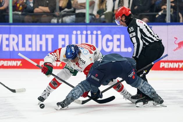 Bully, Enrico Henriquez-Morales 52 (Augsburger Panther), Patrick Hager 52 (EHC Red Bull Muenchen), EHC Red Bull Muenchen vs. Augsburger Panther, 6. Spieltag, Eishockey, Penny-DEL, 03.10.2026 Muenchen Bayern Deutschland