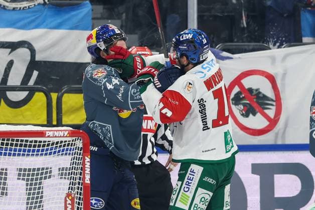 Keilerei zwischen Revor Carrick 44 (EHC Red Bull Muenchen), Cameron Wright 16 (Augsburger Panther), EHC Red Bull Muenchen vs. Augsburger Panther, 6. Spieltag, Eishockey, Penny-DEL, 03.10.2026 Muenchen Bayern Deutschland