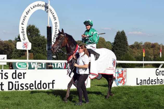 04.10.2026, Duesseldorf, Nordrhein-Westfalen, GER - New Emerald mit Sibylle Vogt nach dem Sieg im Grossen Preis der Landeshauptstadt Duesseldorf. Galopprennbahn Duesseldorf-Grafenberg. (Pferd, Jockey, New Emerald, Vogt, Sieg) 261004SG794DUESSELDORF.JPG